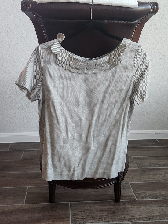 Jaclyn Smith Tops - Jaclyn Smith Light Gray Short Sleeve Top with Scalloped Collar